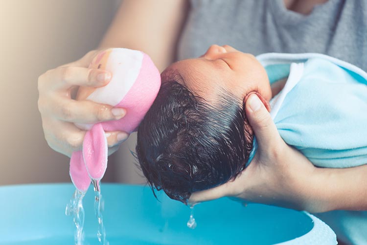 How to Give a Sponge Bath to Your Newborn Baby